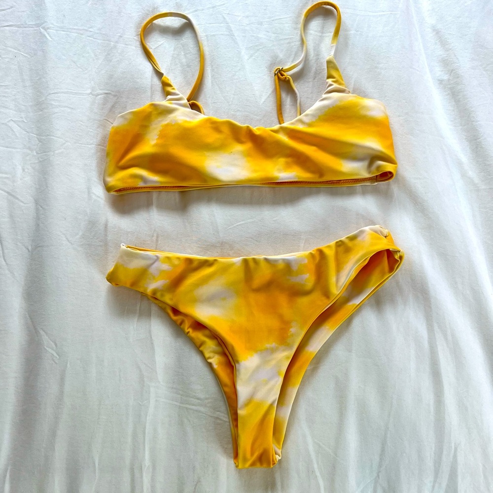 Size M, fits like a small. Super cute w/ sarong!